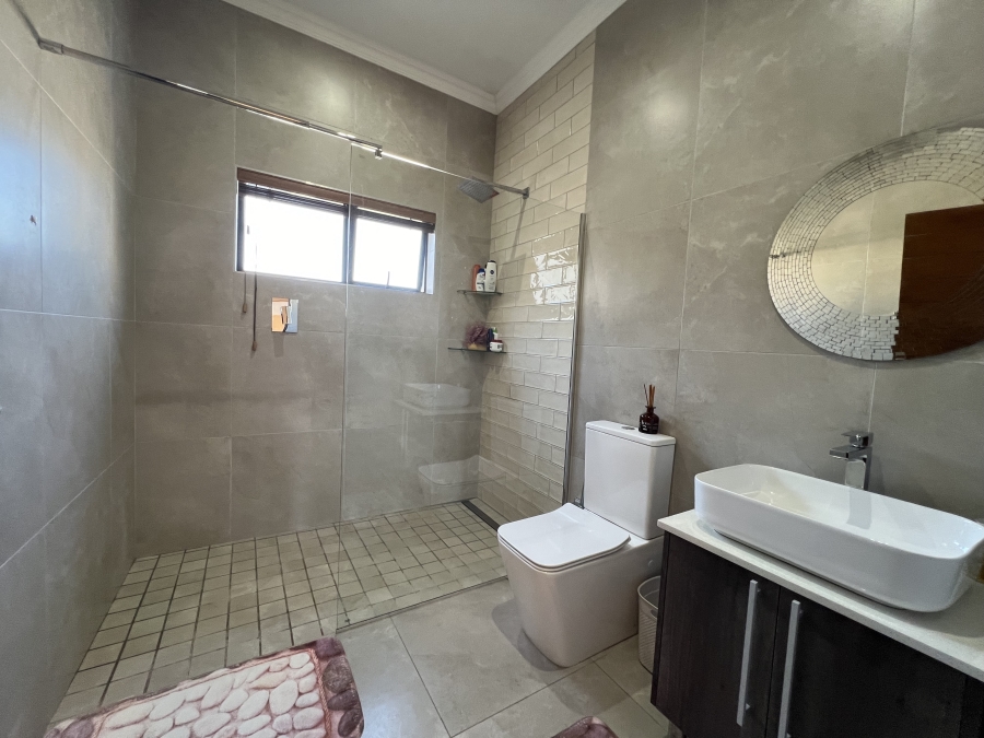 6 Bedroom Property for Sale in Sagewood Western Cape
